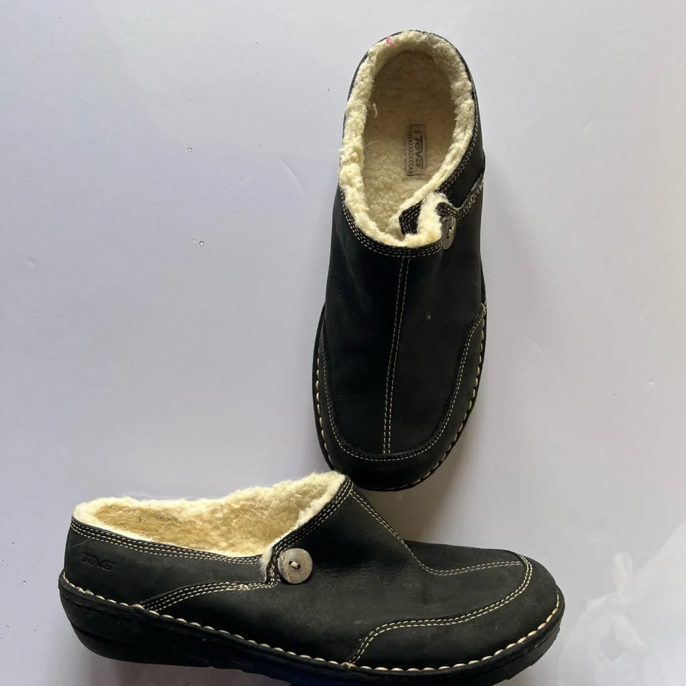 Teva sleek black
